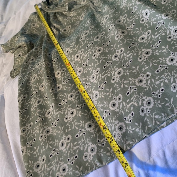 Max Studio sweet ruffled cap sleeve blouse. Sage green/black/off white EUC sz XL - Picture 10 of 10